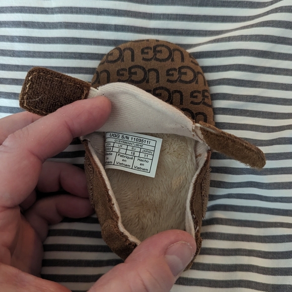 Kid's UGG Slippers - Picture 6 of 16